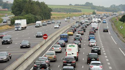 Des v&eacute;hicules sur l'A7, entre Vienne (Is&egrave;re) et Valence (Dr&ocirc;me), le 27 juillet 2012. (PHILIPPE DESMAZES / AFP)