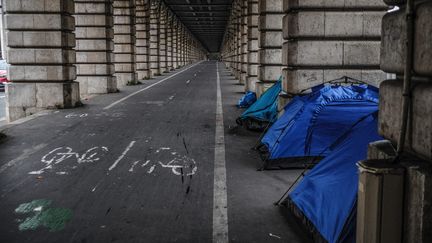 Des tentes de SDF (sans domicile fixe)&nbsp;dans les arcades sous&nbsp;le pont de Bercy à Paris,&nbsp;en pleine vague de froid. (SADAK SOUICI / LE PICTORIUM / MAXPPP)