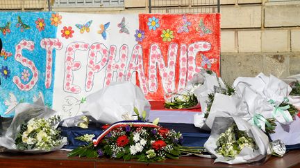 Des fleurs déposées en hommage de&nbsp;la fonctionnaire de police&nbsp;Stéphanie Monfermé, à Rambouillet (Yvelines), le 26 avril 2021.&nbsp; (BERTRAND GUAY / AFP)