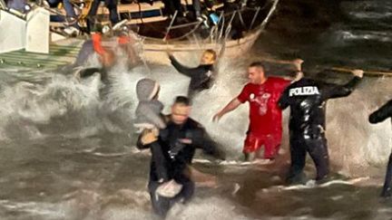 &nbsp;Luigi Crupi policier italien avec dans les bras une jeune réfugiée syrienne, photo du site @poliziadistato. (CAPTURE D'ÉCRAN)