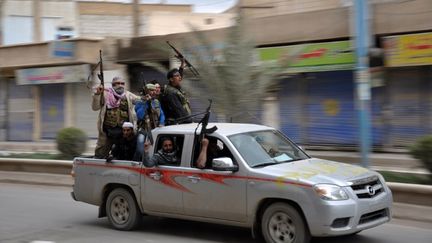 Des rebelles syriens c&eacute;l&egrave;brent la prise de Raqa, dans le nord du pays, le 4 mars 2013.&nbsp; ( AFP )