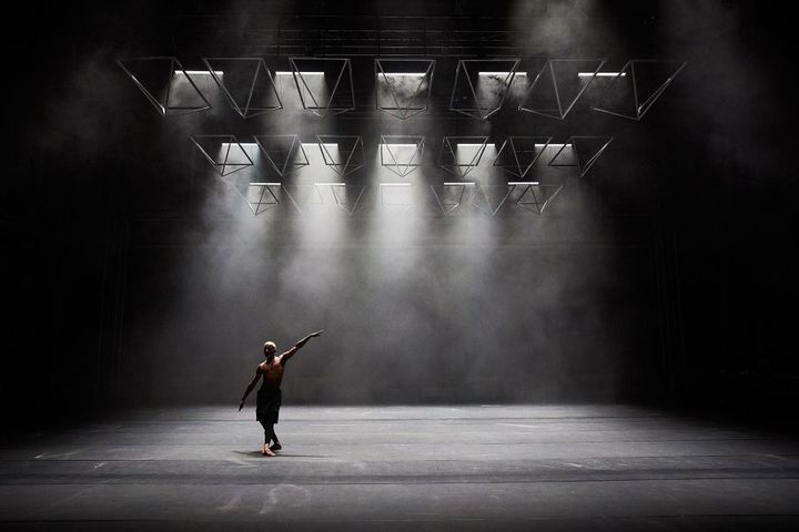 "Autobiography" du chorégraphe britannique Wayne McGregor au Festival d'Avignon 2019. (© Christophe Raynaud de Lage)