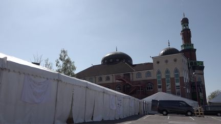 Des chapiteaux ont été installés à côté de la&nbsp;mosquée Ghamkol Sharif de Birmingham pour accueillir les corps des victimes musulmanes du Covid-19, et à leur famille de se recueillir.&nbsp; (JEAN-ANDRE GIANNECCHINI / RADIO FRANCE)