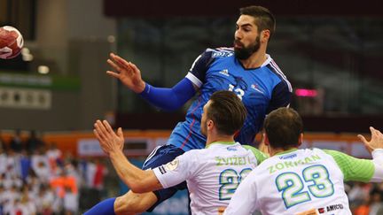 Nikola Karabatic au dessus de la défense slovène (MARWAN NAAMANI / AFP)