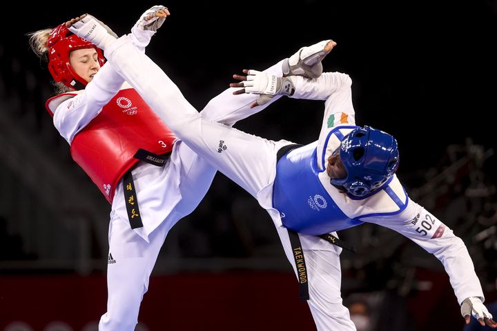 Ruth Gbagbi, en bleu, fait admirer sa souplesse en demi-finales des Jeux olympiques de Tokyo, le 26 juillet 2021. (MAXPPP)