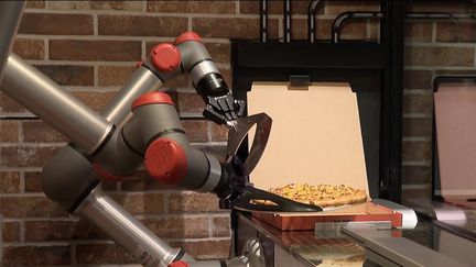 Une pizzeria parisienne vient d'inaugurer l'automatisation de la fabrication de ses pizzas.&nbsp;C'est un robot qui les prépare.&nbsp; (CAPTURE ECRAN FRANCE 2)