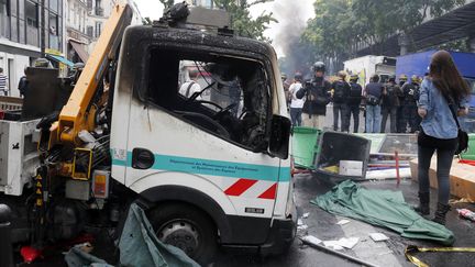 Un v&eacute;hicule de la RATP incendi&eacute; en marge d'une manifestation pro-palestinienne &agrave; Paris, le 19 juillet 2014. (FRANCOIS GUILLOT / AFP)