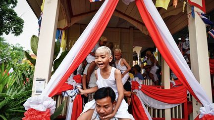 les enfants sont conduits vers les temples bouddhistes. (Li Mangmang/Xinhua/Sipa)