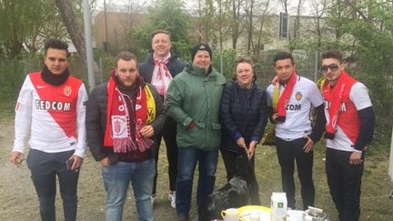 Kevin et ses amis&nbsp;prennent le petit-déjeuner sur un parking avec des supporters de Dortmund, le 11 avril 2017.&nbsp; (DR)