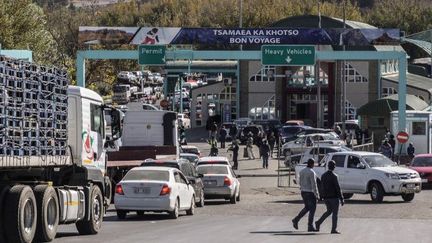 A un poste-frontière entre le Lesotho et l'Afrique du Sud, le 8 juin 2017. Le territoire du Lesotho est complètement enclavé dans celui de son grand voisin.  (AFP - GIANLUIGI GUERCIA)