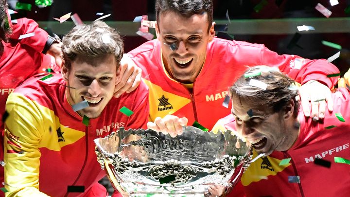 Les Espagnols Pablo Carreno Busta (à g.), Roberto Bautista Agut (au c.) et Rafael Nadal (à dr.) ont remporté la Coupe Davis, à Madrid, le 24 novembre 2019. (JAVIER SORIANO / AFP)