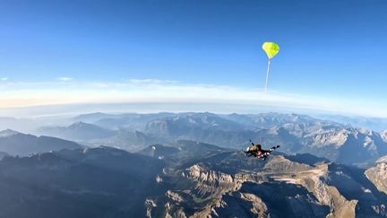 Haute-Savoie : à 84 ans, il saute en parachute (France 2)