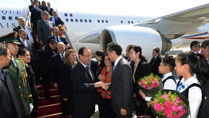 Fran&ccedil;ois Hollande est arriv&eacute; &agrave; P&eacute;kin (Chine) pour une visite officielle de deux jours, le 25 avril 2013. (MARK RALSTON / AFP)