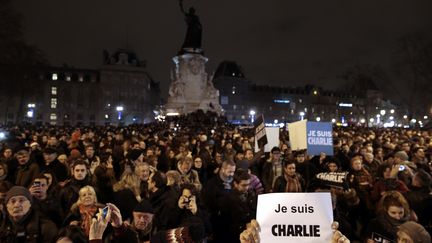 Le 7 janvier 2015, après l'attentat qui décime Charlie Hebdo, les Parisiens se rassemblent spontanément place de la République. Les locaux de l'hebdomadaire étaient pourtant plus proche de la place de la Bastille, mais celle-ci est encore un carrefour dédié aux voitures.&nbsp; (JOEL SAGET / AFP)