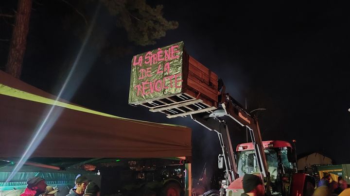 Une trentaine de tracteurs sont stationnés pour bloquer l'accès principal à la centrale nucléaire de Golfech (Tarn-et-Garonne), le 22 janvier 2024. (FABIEN MAGNENOU / FRANCEINFO)