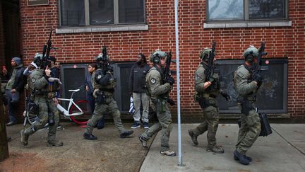 Des policiers sont sur les lieux d'une fusillade à Jersey City (Etats-Unis), le 10 décembre 2019. (KENA BETANCUR / AFP)