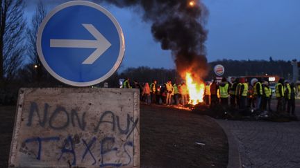 Des "gilets jaunes" sur un rond-point de&nbsp;Longevilles-lès-Saint-Avold, en Moselle. (JEAN-CHRISTOPHE VERHAEGEN / AFP)