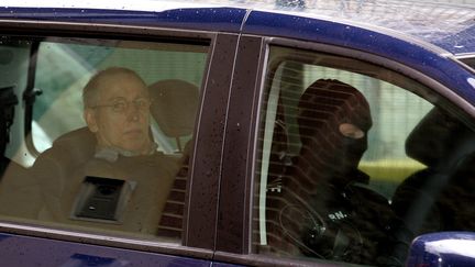 Michel Fourniret arrive au palais de justice de Charleville-Meziere (Ardennes), le 29 mai 2008. (ALAIN JULIEN / AFP)