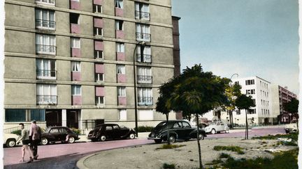 Une carte postale d'époque représentant des HLM à Aubervilliers (Seine-Saint-Denis) dans les années 60. (LEEMAGE / AFP)