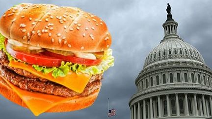 Quand le hamburger, symbole de la junk food (nourriture standardisée et industrialisée des fast-foods) vole au secours des fonctionnaires fédéraux mis en congés forcés sans solde... Motif: le Congrès américain a échoué à voter un budget avant l'heure limite en raison de positions irréconciliables entre républicains et démocrates. (AFP (Image Source - Diana Reak); Reuters (Gary Cameron))