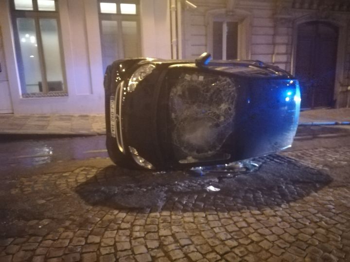 Une voiture renversée rue Bassano dans le 8e arrondissement de Paris à la suite de la défaite du PSG en finale de Ligue des champions, le 23 août 2020. (PAUL SERTILLANGES / RADIOFRANCE)