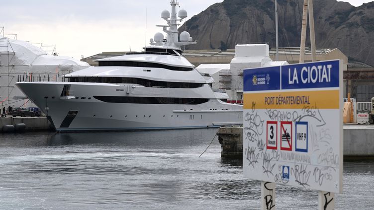 L'Amore Vero, le yacht d'un oligarque russe, à la Ciotat (Bouches-du-Rhône) (NICOLAS TUCAT / AFP)