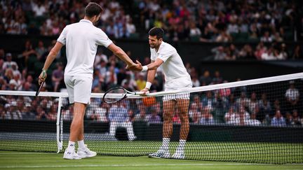 Novak Djokovic mène deux sets à zéro face à Hubert Hurkacz mais la rencontre a été interrompue par la nuit à Wimbledon, le dimanche 9 juillet. (DANIEL LEAL / AFP)