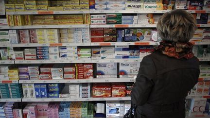 Des m&eacute;dicaments en vente libre dans une pharmacie de Caen (Calvados) le 16 novembre 2012. (CHARLY TRIBALLEAU / AFP)