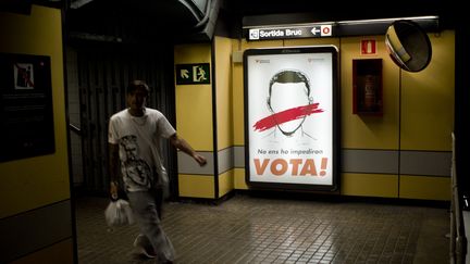 Une affiche pour le référendum d'indépendance de la Catalogne, à Barcelone (Espagne), le 14 septembre 2017. (JORDI BOIXAREU / NURPHOTO / AFP)