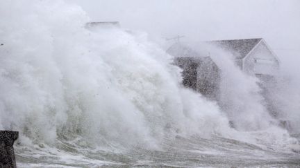 De violentes vagues s'écrasent sur des maisons de la ville côtière de Scituate (Massachusetts).&nbsp; (SCOTT EISEN / GETTY IMAGES NORTH AMERICA)