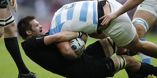 Richie McCaw au plaquage lors du premier match contre les Argentins