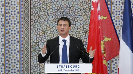 Manuel Valls dans la grande mosqu&eacute;e de Strasbourg, le 27 septembre 2012. (© VINCENT KESSLER / REUTERS / X00403)