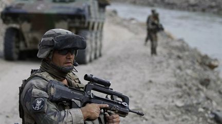 Soldat français du 35 régiment d'infanterie patrouille à Hutnik dans le district de Surobi, le 22 septembre 2010. (AFP - Joel Saget)