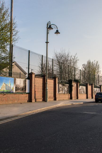 Un&nbsp;"mur de la paix" entoure The Fountain, une enclave protestante&nbsp;située sur la rive&nbsp;catholique de Derry-Londonderry. (MARIE-VIOLETTE BERNARD / FRANCEINFO)