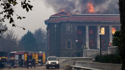 La bibliothèque Jagger de l'université du Cap en proie aux flammes, le 18 avril 2021. (RODGER BOSCH / AFP)