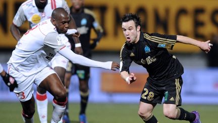 Le meneur de jeu marseillais Mathieu Valbuena (D) &agrave; la lutte avec le d&eacute;fenseur nanc&eacute;en Joel Sami, le 20 d&eacute;cembre 2011. (JEAN-CHRISTOPHE VERHAEGEN / AFP)