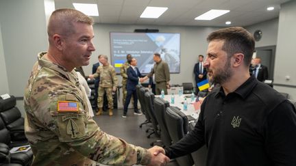 Le président ukrainien Volodymyr Zelensky en visite dans une usine d'armement en Pennsylvanie, aux Etats-Unis, le 22 septembre 2024. (CURT LOTER / US ARMY / AFP)