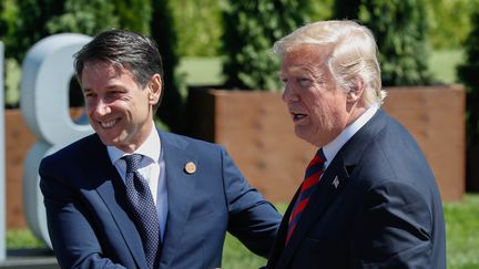 Giuseppe Conte (à gauche) et Donald Trump, le 8 juin 2018 à La Malbaie (Canada) lors du G7. (YVES HERMAN / REUTERS)