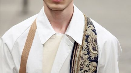 Sensualité, élégance, confort chez le créateur belge Dries Van Noten. La transparence alterne avec la brillance de la soie. Des vêtements d'intérieur franchissent la porte de la maison pour se montrer dans la rue, comme ces costumes qui ne sont pas sans rappeler des pyjamas. On imagine la collection sur un intellectuel bohème. Dries Van Noten a voulu mettre les bustes en avant cette saison. Les couleurs? Du beige, du vert émeraude, du bordeaux, du rouge coquelicot. L'exposition "Inspirations" au musée des Arts décoratifs à Paris, consacrée au travail de Dries Van Noten, a connu un tel succès qu'elle est prolongée jusqu'au 2 novembre. 
 (PATRICK KOVARIK)