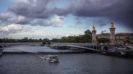 Des vents pouvant dépasser les 100 km/h sont attendus samedi 29 février sur l'Ile-de-France et le nord-est de la France. (LILIAN CAZABET / HANS LUCAS / AFP)