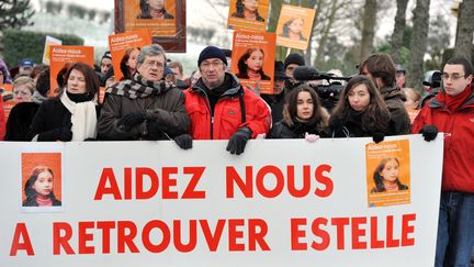 Eric Mouzin (au centre, en rouge), le p&egrave;re d'Estelle, conduit la marche en souvenir de sa fille disparue, le 9 janvier 2010 &agrave; Guermantes (Seine-et-Marne). (MIGUEL MEDINA / AFP)