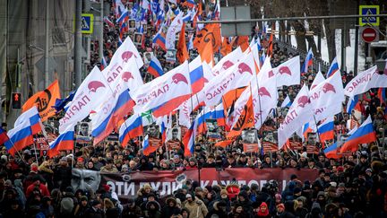 Une manifestation d'opposants en Russie, le 25 février, à l'approche de l'élection présidentielle. (YURI KADOBNOV / AFP)