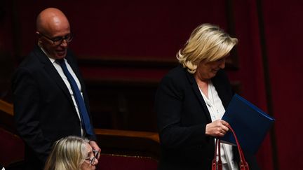 Eric Ciotti et Marine Le Pen, le 4 avril 2023, à l'Assemblée nationale. (CHRISTOPHE ARCHAMBAULT / AFP)