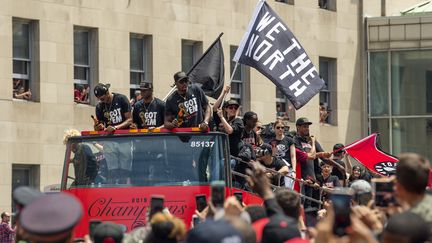 Les tirs ont retenti pendant la parade des Raptors, qui fêtaient leur titre NBA. (WARREN TODA / EPA)