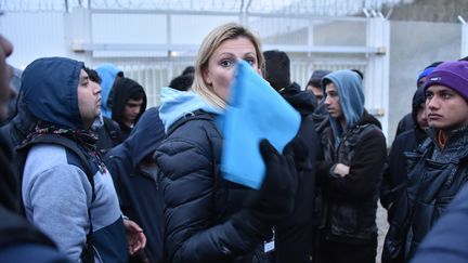 Fabienne Buccio, la&nbsp;préfète du Pas-de-Calais, le 24 octobre 2016 dans le camps de réfugiés (PHILIPPE HUGUEN / AFP)