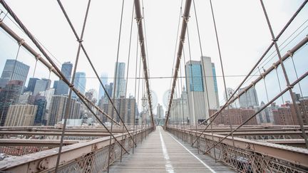 Le célèbre Brooklyn Bridge de New York, désert, le 30 mars 2020. (VANESSA CARVALHO / BRAZIL PHOTO PRESS / AFP)