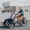 Atteint d'un handicap de naissance, Yoann teste, vendredi 30 août à Granville, le vélo pousseur qui lui permettra de participer, le lendemain, à l'étape entre Granville et Saint-Hilaire-du-Harcouët organisée par le centre de rééducation "Le Normandy". (PIERRE MOREL / FRANCEINFO)