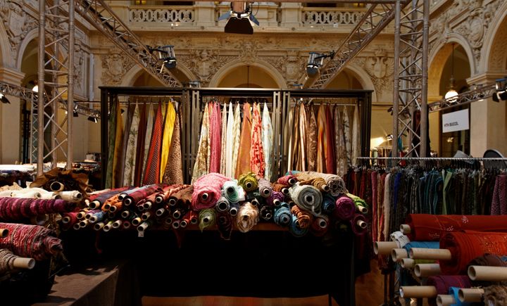 Le Marché des soies au Palais du Commerce de Lyon accueille les plus grandes maisons de soieries lyonnaises
 (Intersoie)