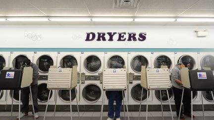 Une laverie de Chicago a &eacute;t&eacute; transform&eacute; en bureau de vote pour l'occasion. (ROBYN BECK / AFP)