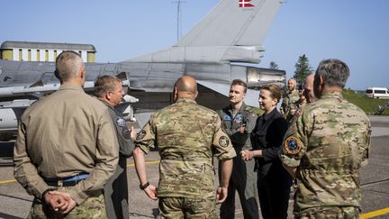 La Première ministre danoise Mette Frederiksen s'entretient avec des militaires lors d'une visite sur la base aérienne de Vojens (Danemark), le 25 mai 2023. (BO AMSTRUP / RITZAU SCANPIX / AFP)